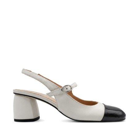 Zapato de tacón blanco con puntera charol negra