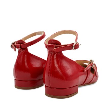 Vista trasera del zapato rojo Vienty con pulsera al tobillo