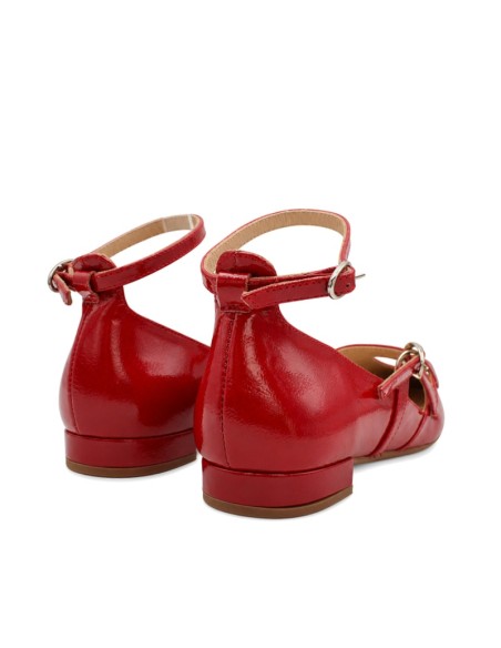 Vista trasera del zapato rojo Vienty con pulsera al tobillo