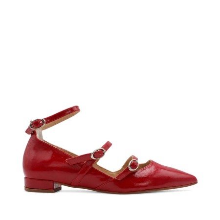 Zapato plano rojo de charol con hebillas