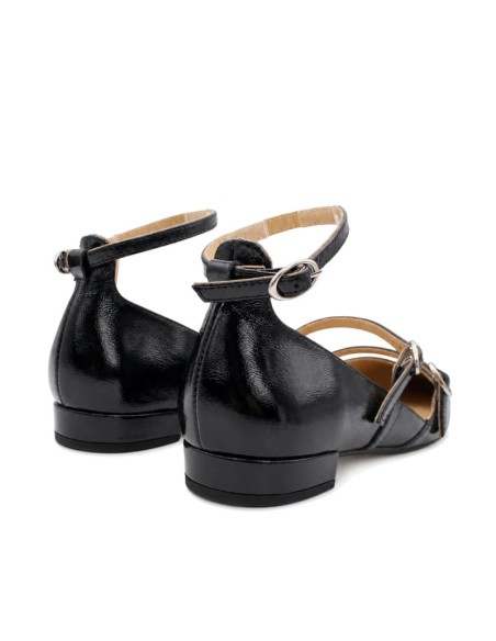 Vista trasera del zapato negro de charol Vienty con pulsera al tobillo