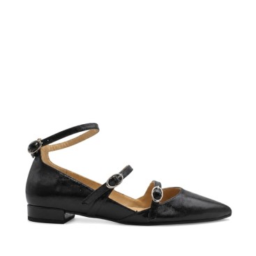 Zapato plano negro de charol Vienty con triple hebilla vista lateral