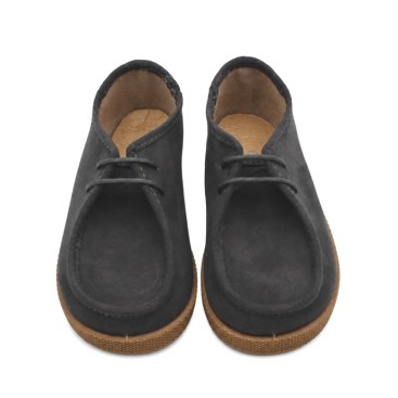 Zapatos Wallabee gris para niño vista frontal