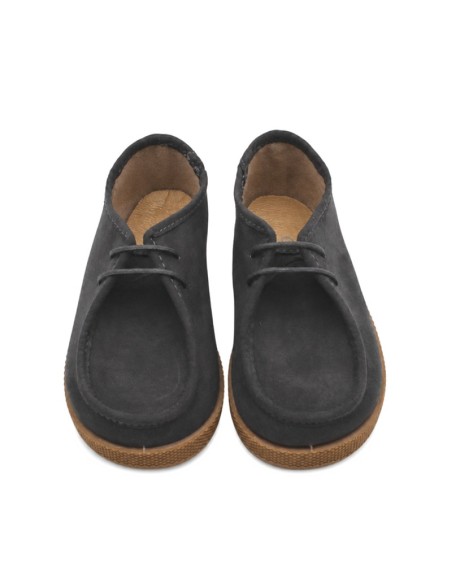 Zapatos Wallabee gris para niño vista frontal