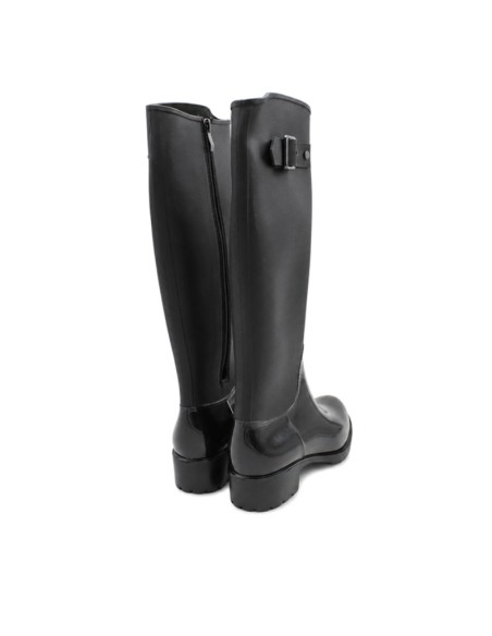 Bota negra de goma mujer vista trasera