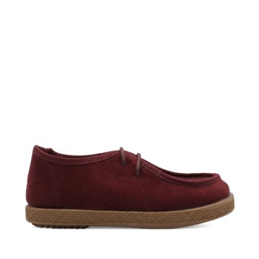Zapato Wallabee burdeos para niño Condiz vista lateral