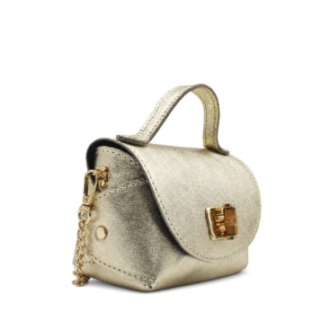 Bolso dorado pequeño de piel con asa corta