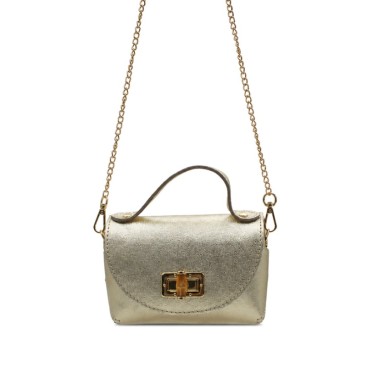Bolso de piel dorado con solapa y herrajes metálicos