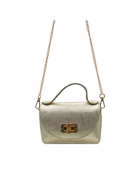 Bolso de piel dorado con solapa y herrajes metálicos