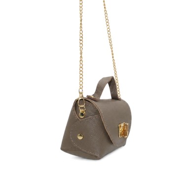 Bolso taupe de piel con cadena larga