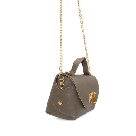 Bolso mini taupe de piel con cadena dorada