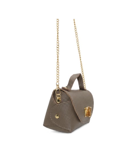 Bolso taupe de piel con cadena larga