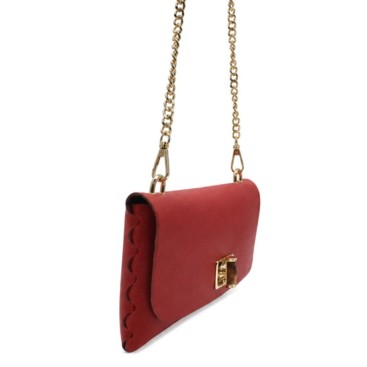 Vista lateral del bolso cartera rojo de piel con solapa y cadena dorada