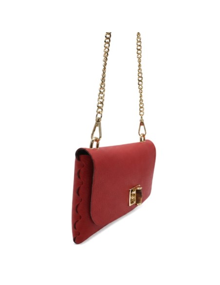Vista lateral del bolso cartera rojo de piel con solapa y cadena dorada