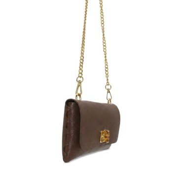 Bolso de piel marrón chocolate con cadena metálica dorada y cierre decorativo