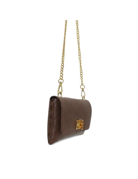 Bolso de piel marrón chocolate con cadena metálica dorada y cierre decorativo