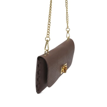 Vista lateral del bolso cartera marrón con solapa y cierre efecto bambú