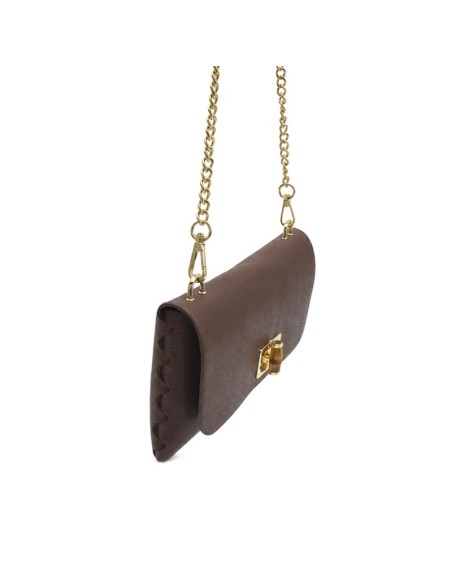 Vista lateral del bolso cartera marrón con solapa y cierre efecto bambú