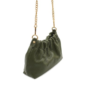 Vista lateral del bolso de piel verde oliva con diseño flexible