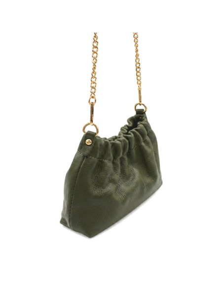 Vista lateral del bolso de piel verde oliva con diseño flexible
