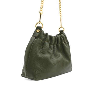 Detalle del fruncido y enganches dorados del bolso verde oliva