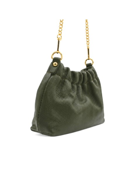 Detalle del fruncido y enganches dorados del bolso verde oliva