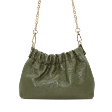 Bolso verde oliva de piel granulada con cadena dorada y parte superior fruncida