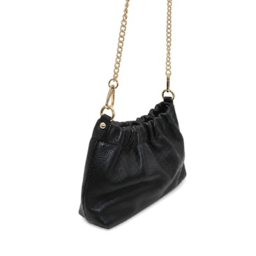 Vista de perfil del bolso negro con cuerpo flexible y lateral plegado