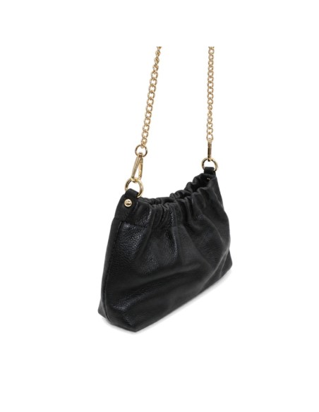 Vista de perfil del bolso negro con cuerpo flexible y lateral plegado