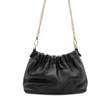 Bolso pequeño fruncido negro de piel con cadena metálica dorada