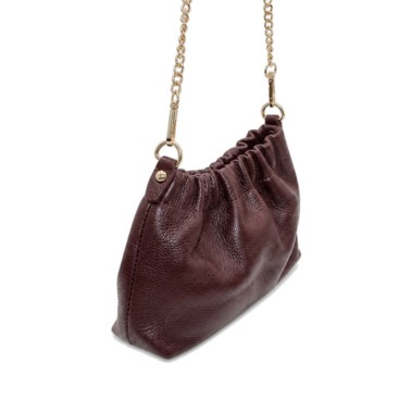 Bolso de piel burdeos con acabado granulado y silueta abombada
