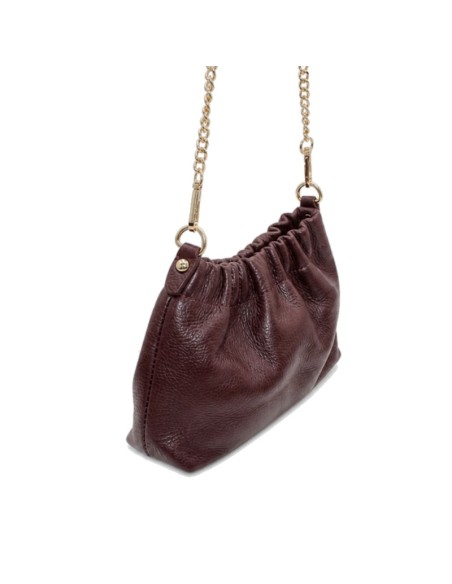 Bolso de piel burdeos con acabado granulado y silueta abombada