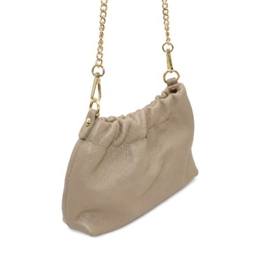 Vista lateral del bolso taupe de piel con cadena desmontable