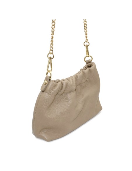 Vista lateral del bolso taupe de piel con cadena desmontable