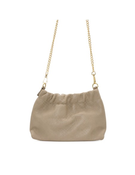 Bolso color topo de piel granulada con fruncido y cadena dorada