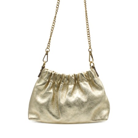Bolso fruncido de piel dorado con cadena dorada