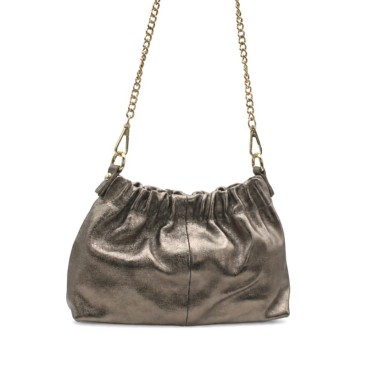 Bolso color bronce de piel metalizada con cadena dorada y diseño fruncido