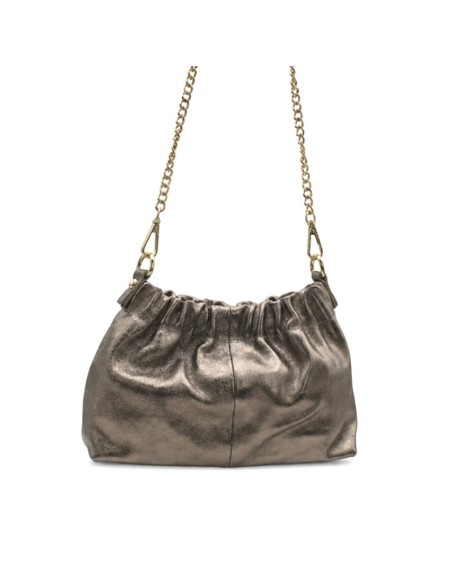 Bolso color bronce de piel metalizada con cadena dorada y diseño fruncido