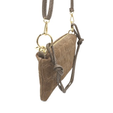 Bolso de serraje color taupe visto de perfil con asa de mano anudada
