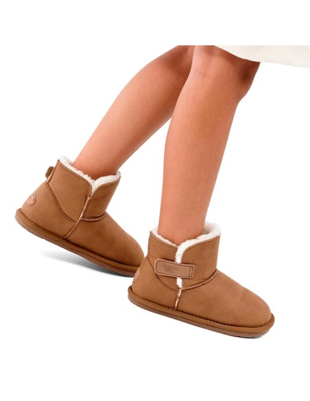 Botas australianas barefoot Conguitos camel puestas con conjunto infantil de invierno