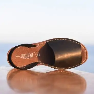 MENORQUINAS HOMBRE MARRONES PIEL SANTANA