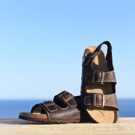 SANDALIA DE HOMBRE ESTILO BIO CON 3 AJUSTES DE HEBILLA EN COLOR MARRÓN
