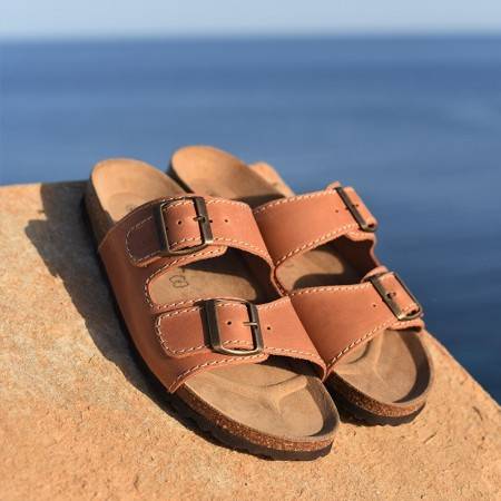 CHANCLAS DE HOMBRE BIO COLOR CAMEL CON DOBLE HEBILLA - MADE IN SPAIN