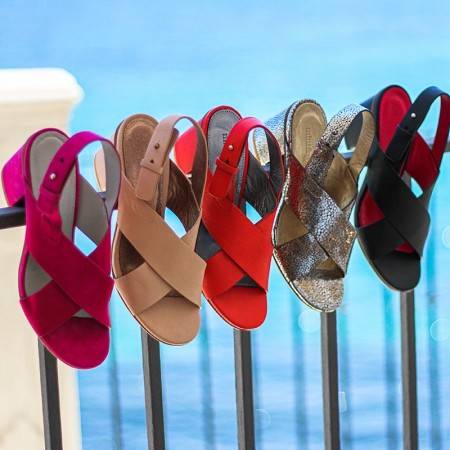 SANDALIAS OUTLET DE PIEL CON TACÓN DE COLOR BEIGW CON TIRAS CRUZADAS