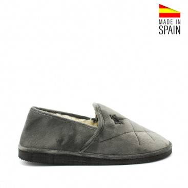 Zapatilla de casa cerrada para hombre en color gris vista lateral