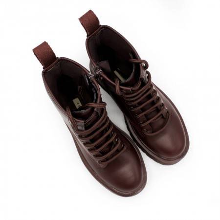BOTA MILITAR CON PLATAFORMA Y CORDONES DE COLOR BURDEOS