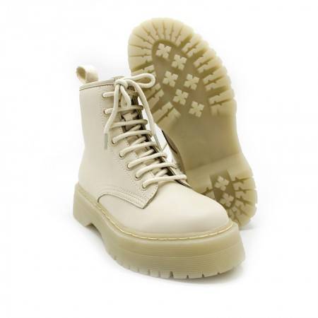 BOTA MILITAR CON PLATAFORMA Y CORDONES DE COLOR BEIGE