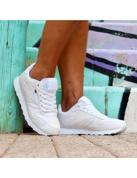 zapatillas blancas vestir​