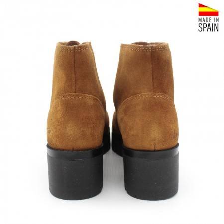 Botín Camel de Piel serraje con cremallera central y tacón bajo cómodo
