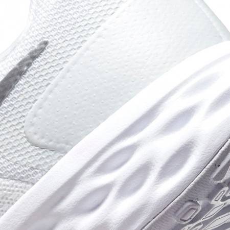 Th Ingenieria Enmarañarse Zapatillas Nike Revolution 6 NN color blanco y plata